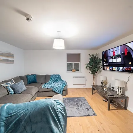 Cozy 2-Bedroom Ground-Floor Apt Near Kirkstall Shopping Centre Лидс Экстерьер фото