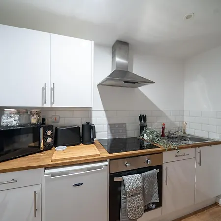 Cozy 2-Bedroom Ground-Floor Apt Near Kirkstall Shopping Centre Лидс Экстерьер фото
