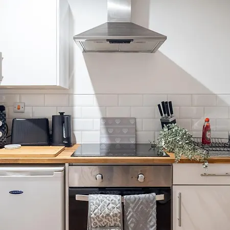 Cozy 2-Bedroom Ground-Floor Apt Near Kirkstall Shopping Centre Лидс Экстерьер фото