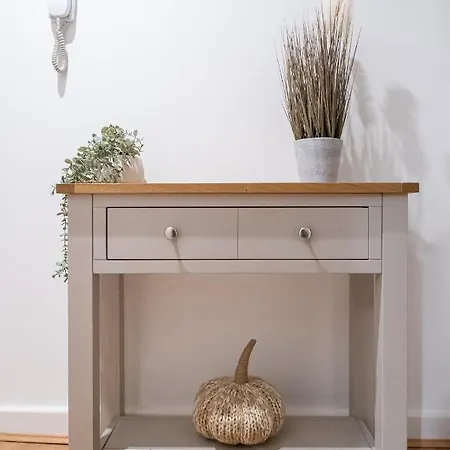 Cozy 2-Bedroom Ground-Floor Apt Near Kirkstall Shopping Centre Лидс Экстерьер фото