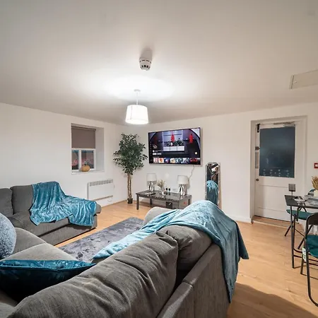 Cozy 2-Bedroom Ground-Floor Apt Near Kirkstall Shopping Centre Лидс Экстерьер фото