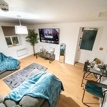 Cozy 2-Bedroom Ground-Floor Apt Near Kirkstall Shopping Centre Лидс Экстерьер фото