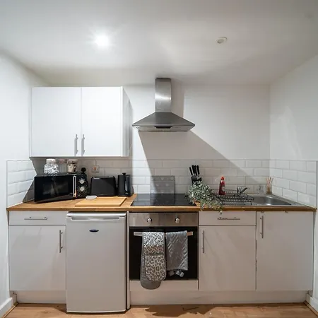 Cozy 2-Bedroom Ground-Floor Apt Near Kirkstall Shopping Centre Лидс Экстерьер фото