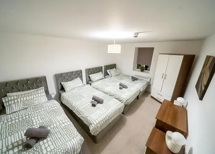 Cozy 2-Bedroom Ground-Floor Apt Near Kirkstall Shopping Centre