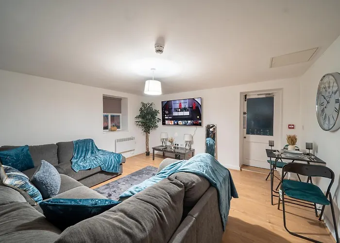 Cozy 2-Bedroom Ground-Floor Apt Near Kirkstall Shopping Centre